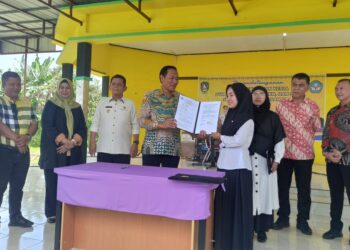 Bupati Natuna Dampingi Gubernur Kepri Saat Penandatanganan SPK PTK Non ASN Tahun 2023 Di SMA N 2 Ranai