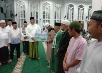 Tutup Tahun 2022, Bupati Anambas Selurkan Bantuan Insentif di Masjid Agung Baitul Ma’mur