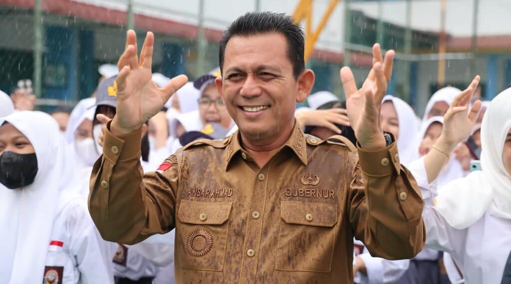 Kunjungi SMAN 3 Batam, Gubernur Ansar Himbau Pelajar Untuk Tekun Belajar