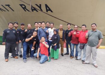 Perpisahan Roy Huffington Harahap Penuh Haru di Pelabuhan Tarempa