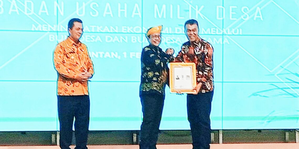 Bupati Natuna Terima Penghargaan Lencana Bakti Desa Pertama Dari Kementerian PDTT RI