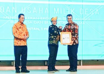 Bupati Natuna Terima Penghargaan Lencana Bakti Desa Pertama Dari Kementerian PDTT RI