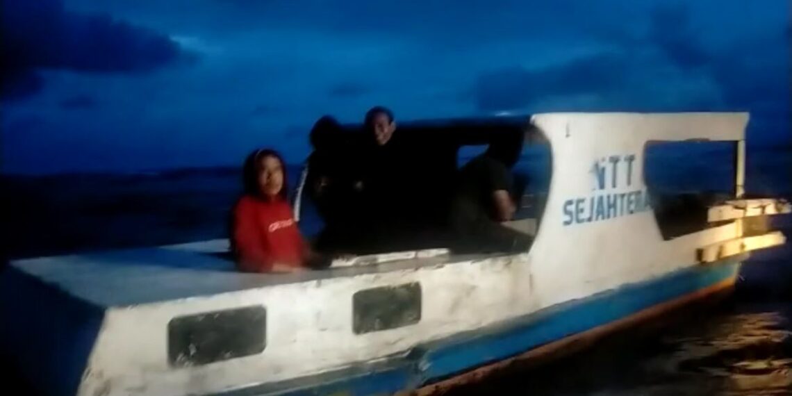 Tim SAR Laksanakan Evakuasi Kapal Nelayan NTT Sejahtera Mati Mesin