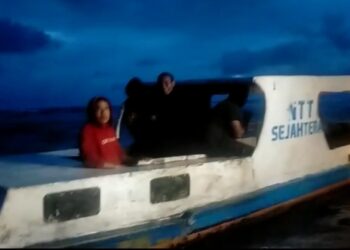 Tim SAR Laksanakan Evakuasi Kapal Nelayan NTT Sejahtera Mati Mesin