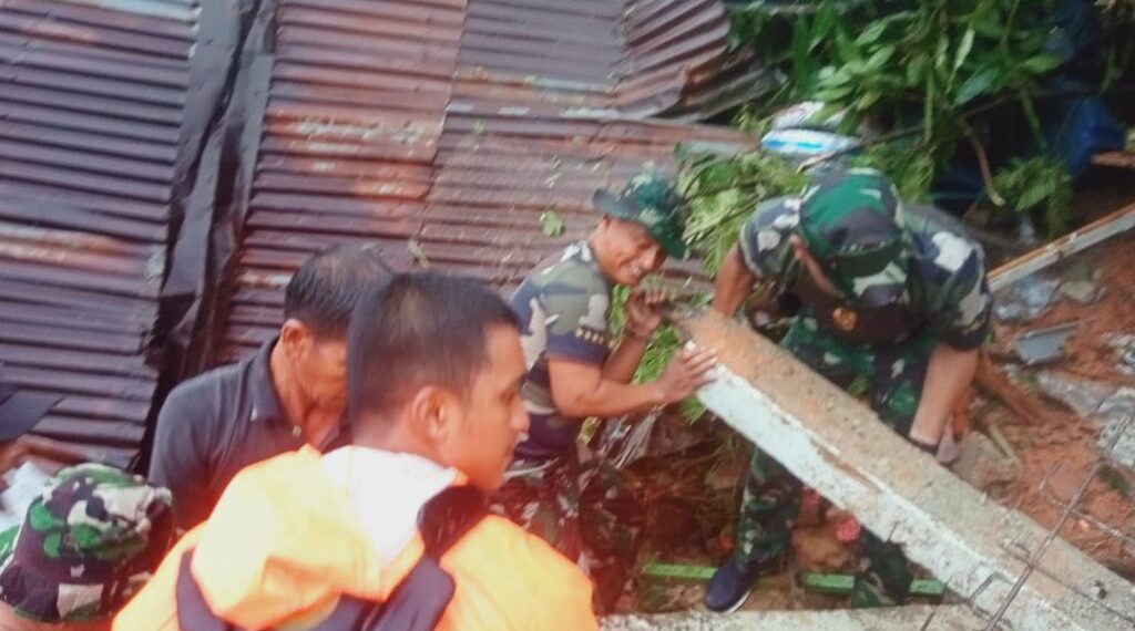 Respon Cepat Danyon Komposit 1/Gardapati Kerahkan 1 SST, Ke Lokasi Bencana Alam Banjir Dan Tanah Longsor