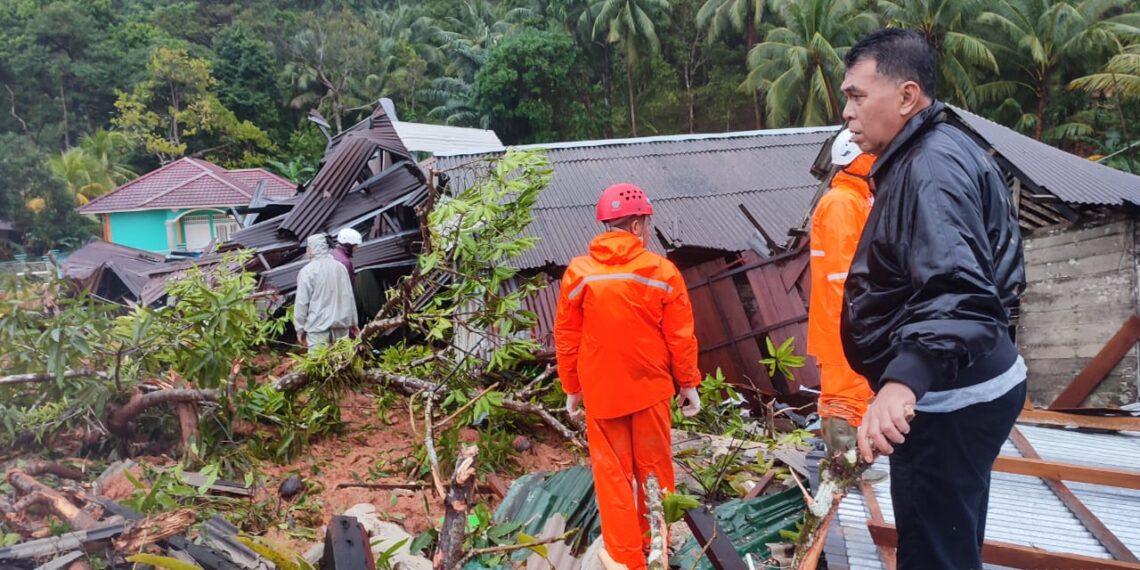 Hujan Deras Terus Selimuti Serasan, Bupati Perintahkan Tim Evakuasi Korban Bencana Mundur