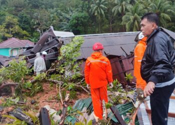Hujan Deras Terus Selimuti Serasan, Bupati Perintahkan Tim Evakuasi Korban Bencana Mundur