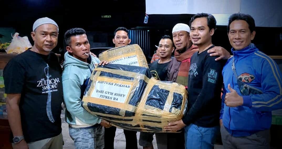 Anggota Gym Rizky Fitness Natuna Serahan Donasi Pakaian ke Posko Peduli Bencana Longsor Serasan
