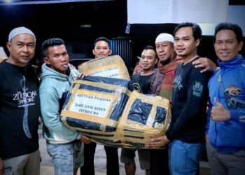 Anggota Gym Rizky Fitness Natuna Serahan Donasi Pakaian ke Posko Peduli Bencana Longsor Serasan