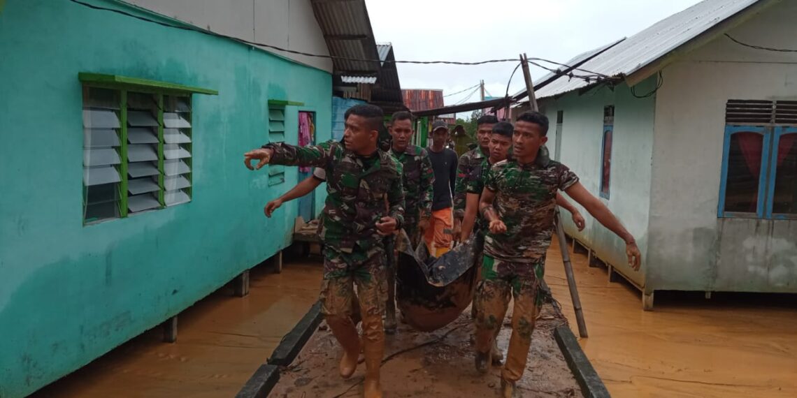 Batalyon Komposit 1 Gardapati Kerahkan 52 Personel Bantu Evakuasi Korban Longsor Serasan