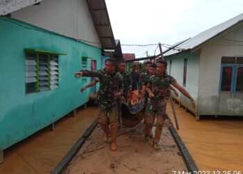 Batalyon Komposit 1 Gardapati Kerahkan 52 Personel Bantu Evakuasi Korban Longsor Serasan