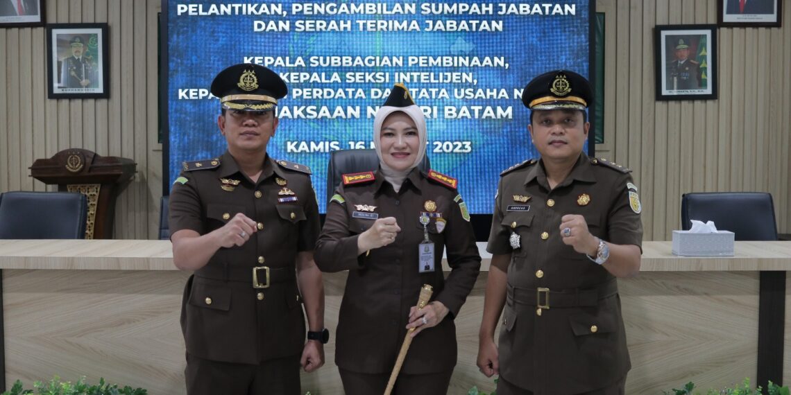 Kajari Batam, Herlina Setyorini Lantik Roy Huffington Harahap Sebagai Kasubagbin Kejari Batam