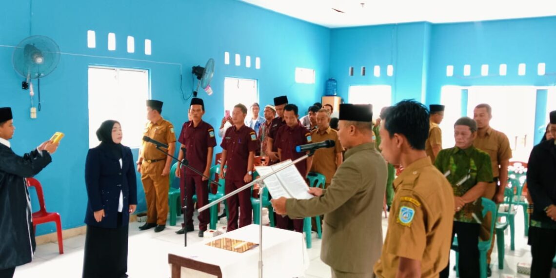 Camat Jemaja Barat Zulfahmi Lantik PAW BPD Desa Sunggak Terwakilan Perempuan