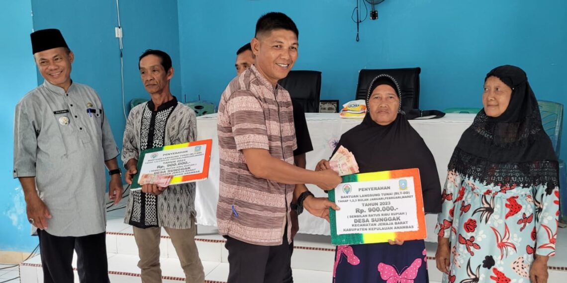 Pemdes Sunggak Salurkan BLT DD Tiga Bulan