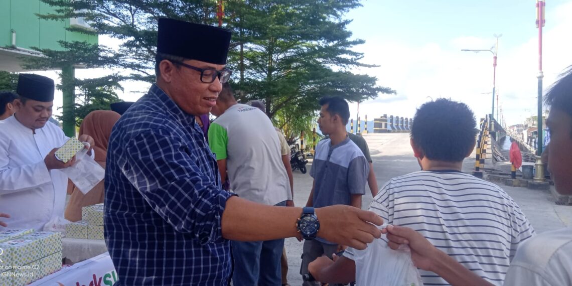 Idham Khalid, Pimpinan BRK Syariah Capem Tarempa Bagikan 200 Kotak Takjil