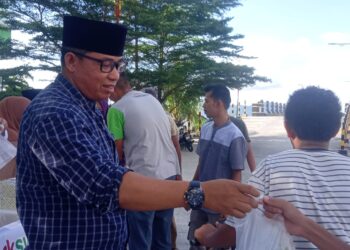 Idham Khalid, Pimpinan BRK Syariah Capem Tarempa Bagikan 200 Kotak Takjil