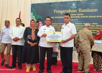 Kunjungi Natuna, Gubernur Ansar Serahkan Bantuan, Bupati Natuna : Ini Jembatan Silaturahim