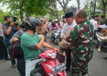 Wawako Endang Abdullah Berbagi Takjil Bersama Komandan Korem 033/WP