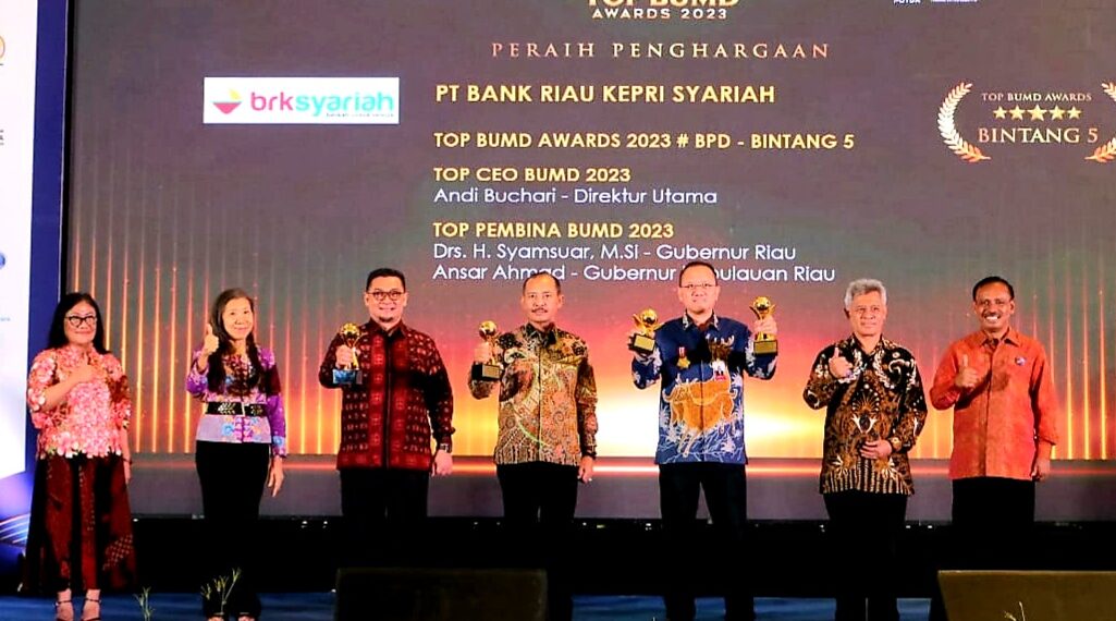 Gubernur Kepri Ansar Kembali Terima Penghargaan TOP BUMD Awards