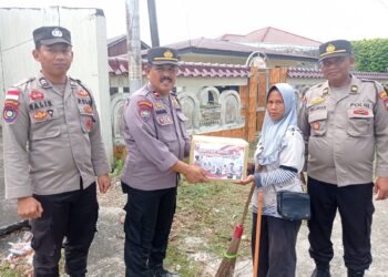 Polresta Tanjungpinang Bersama Satbinmas Polresta Tanjungpinang Kembali Salurkan Bantuan Sosial Polda Kepri Untuk Negri
