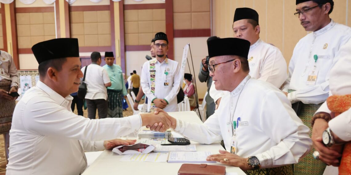 Gubernur Ansar Bayar Zakat Melalui BAZNAS Provinsi Kepri