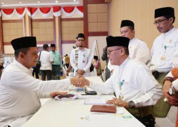 Gubernur Ansar Bayar Zakat Melalui BAZNAS Provinsi Kepri