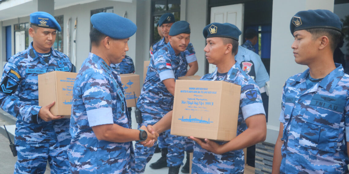 Sambut Lebaran Idul Fitri, Danlanud RSA Bagikan THR dan Bingkisan untuk Anggota dan Honorer