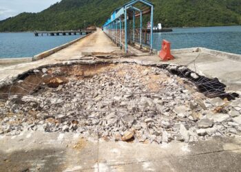 Dermaga Rusak, Diduga Bongkar Muat Alat Berat di Pelabuhan Pikuk Kuala Maras Tak Berizin