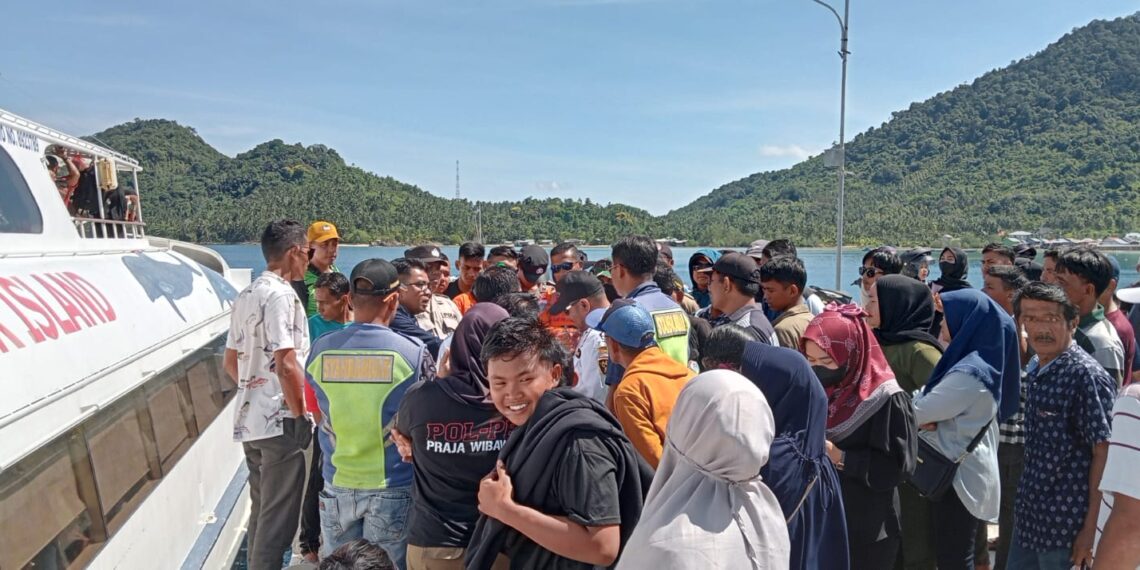 Over Kapasitas, Penumpang MV. Seven Star Island Nekat Berlayar.
