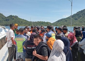 Over Kapasitas, Penumpang MV. Seven Star Island Nekat Berlayar.