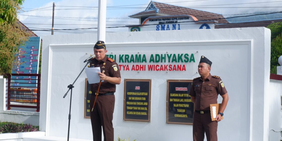 Surayadi Sembiring Pimpin Upacara HUT Persaja Ke 72 di Kejaksaan Negeri Natuna