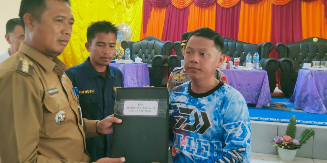 Kapal Cumi Operasi di Bawah 12 Mil di Perairan Pulau Laut Diamankan Masyarakat, Bupati : Jangan Anggap Nelayan Kami Tunggul