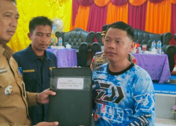 Kapal Cumi Operasi di Bawah 12 Mil di Perairan Pulau Laut Diamankan Masyarakat, Bupati : Jangan Anggap Nelayan Kami Tunggul