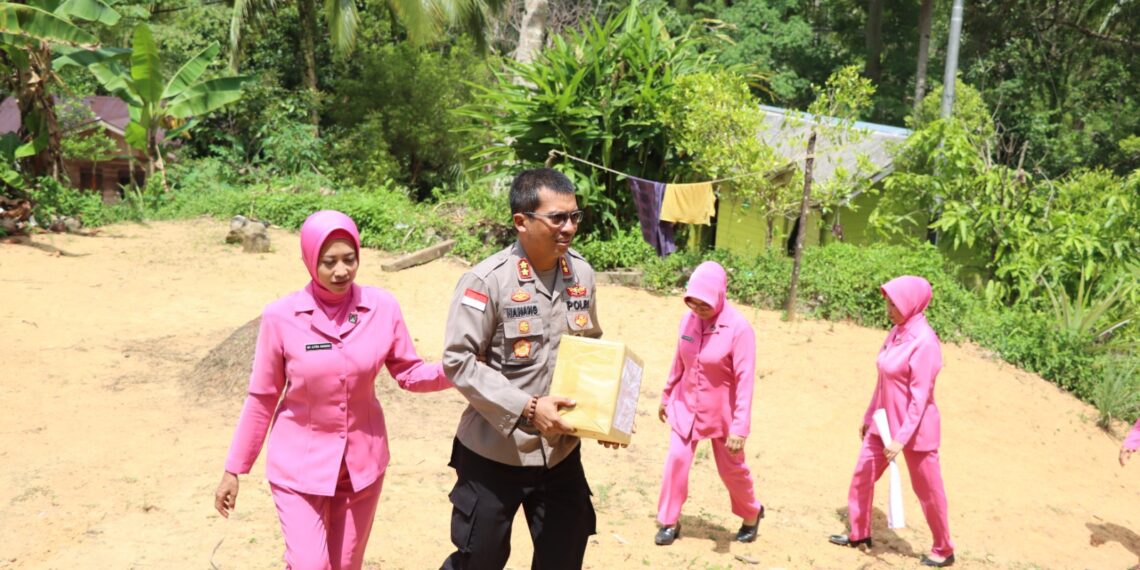 Polres Natuna Bersama Bhayangkari Cab. Natuna Sambangi dan Beri Bantuan Sembako Kepada Warga Penerima Manfaat di Air Raya