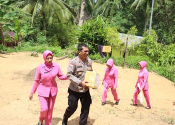 Polres Natuna Bersama Bhayangkari Cab. Natuna Sambangi dan Beri Bantuan Sembako Kepada Warga Penerima Manfaat di Air Raya