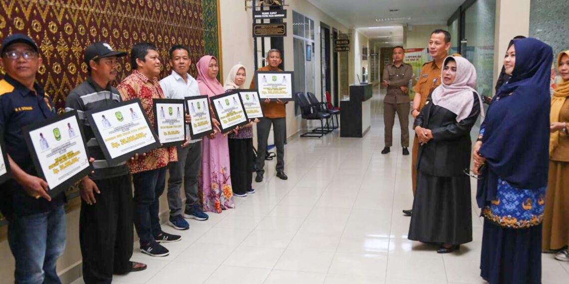 Dorong Pengembangan Seni Budaya, Wali Kota Rahma Serahkan Dana Hibah Kepada Sanggar dan Paguyuban