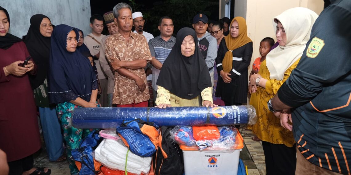 Datangi Langsung, Rahma Bantu Korban Kebakaran di Kampung Bugis