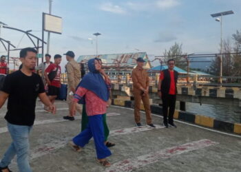 Wabup dan Sekda Natuna Pantau Arus Balik Pemudik di Pelabuhan Penagi