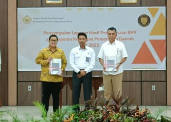 Daeng Ganda Bersama Bupati Natuna Hadiri Penyerahan LHP BPK Terhadap LKPD Kabupaten Natuna Tahun 2022