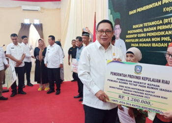 Ketua DPRD Natuna Daeng Amhar Dampingi Gubernur Kepri Serahkan Bantuan