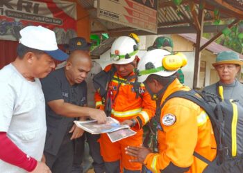 Wan Arismunandar Ketua Komisi I DPRD Natuna Turun Langsung Dalam Pencarian Korban Longsor Serasan