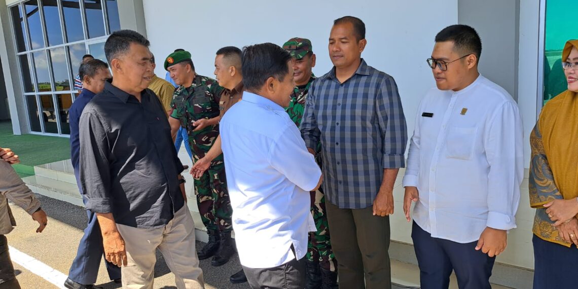 Wakil Ketua l DPRD Natuna Hadiri Penyambutan Sekjen Kemendagri dan Rombongan di Bandara RSA Natuna