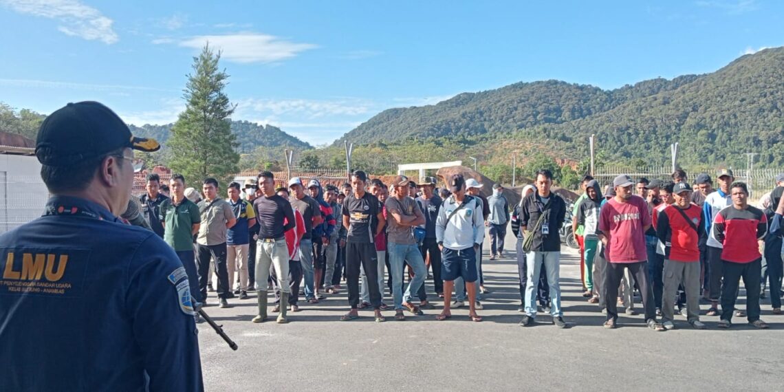 Bandar Udara (UPBU) Letung Laksanakan Padat Karya, Libatkan 60 Pekerja