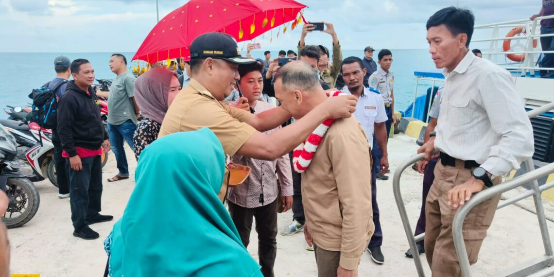 Hadiri HUT Kecamatan ke-19, Wakil Bupati Natuna Launching Program PATEN di Pulau Laut