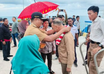 Hadiri HUT Kecamatan ke-19, Wakil Bupati Natuna Launching Program PATEN di Pulau Laut