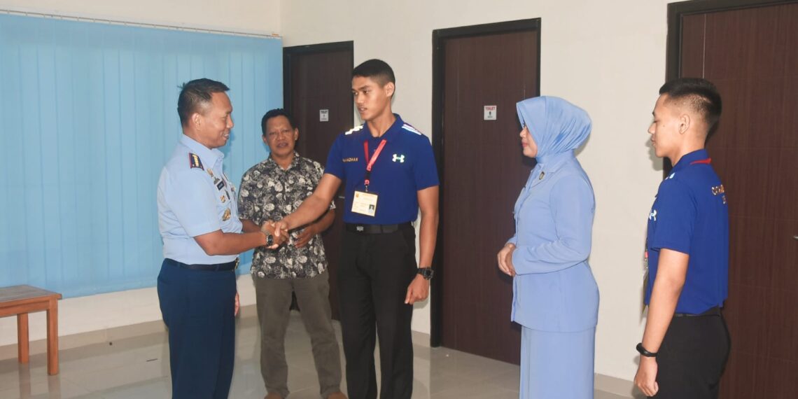 Danlanud dan Ketua PIA Berangkatkan 2 Casis Taruna AAU Asal Natuna