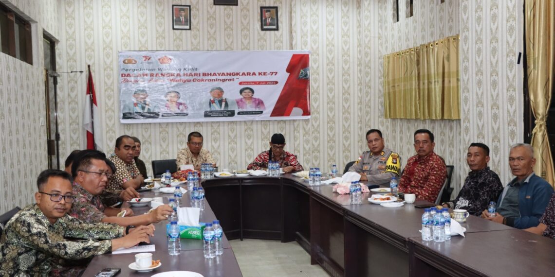 Lestarikan dan Jaga Warisan Budaya, Polres Natuna Nonton Bareng Wayang Kulit dalam Rangka Hari Bhayangkara ke 77