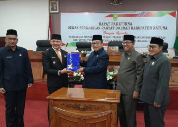 Foto : Ketua DPRD Natuna, Daeng Amhar menyerahkan Ranperda ke Wakil Bupati Natuna Rodhial Huda