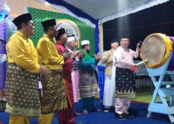 Foto : Ketua Dewan Perwakilan Rakyat Daerah (DPRD) Kabupaten Natuna, Daeng Amhar memukul beduk pada pembukaan MTQ tingkat Kecamatan Bunguran Timur Laut tahun 2023