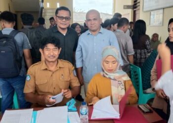 Foto : Ketua Komisi I DPRD Natuna, Wan Arismunandar melakukan peninjauan proses pendaftaran ulang Pendaftaran Peserta Didik Baru (PPDB) di SMAN 1 Bunguran Timur, Jalan Pramuka, Ranai, Senin, 3 Juli 2023.